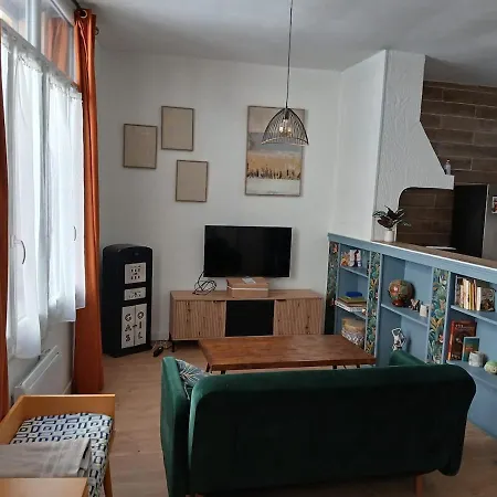 Two-bedroom Apartment, Downtown, Parking, And Private Courtyard