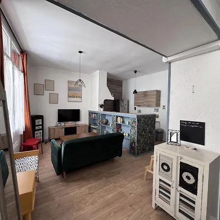 Two-bedroom Apartment, Downtown, Parking, And Private Courtyard